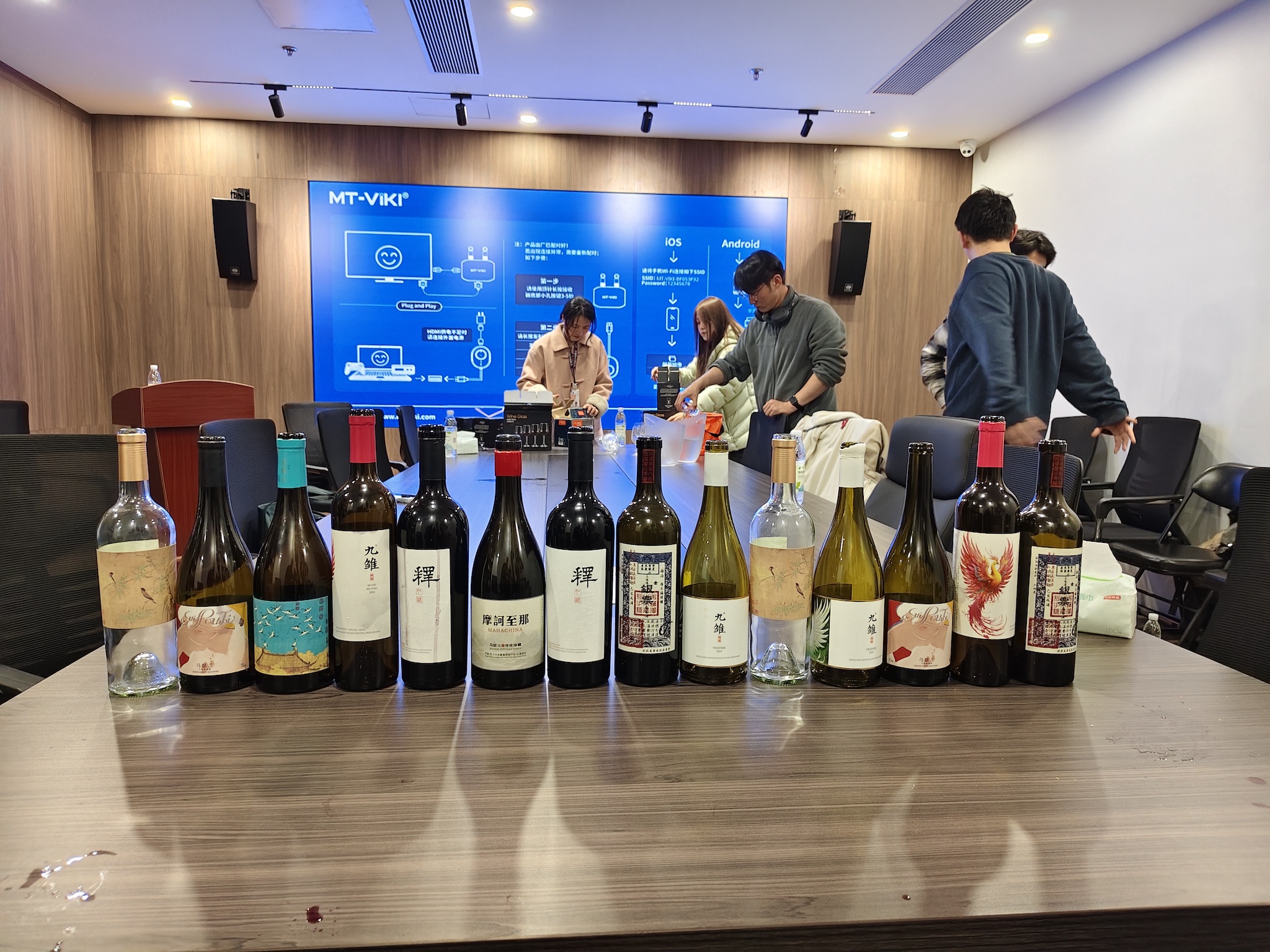 酒合影.jpg 酒合影.jpg